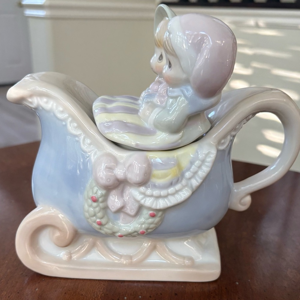 1994 Precious Moments SUGAR TOWN SLEIGH Blue Christmas Teapot Vintage